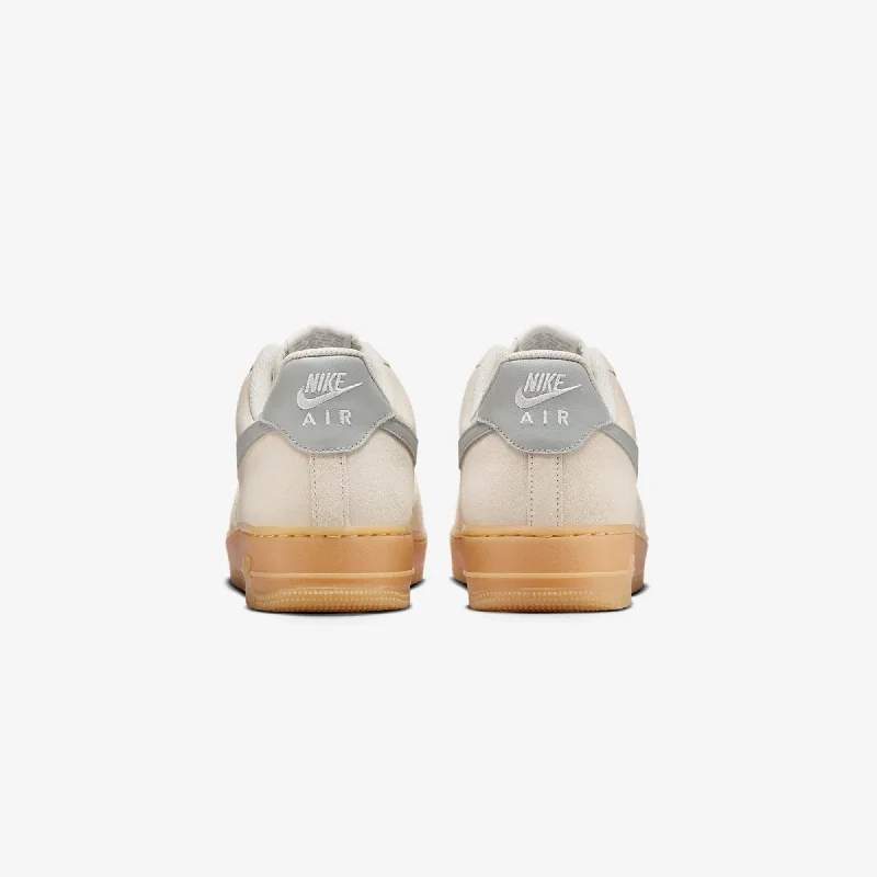 NIKE | AIR FORCE 1 '07 LV8 { PHANTOM/LT SMOKE GREY-GUM YELLOW