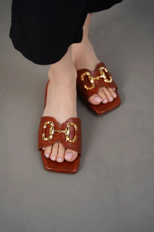 TEXTURED BUCKLE SLIDES