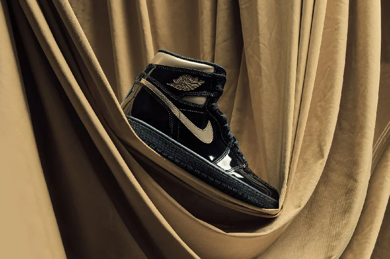 Air Jordan 1 Retro High OG - Black/Metallic Gold